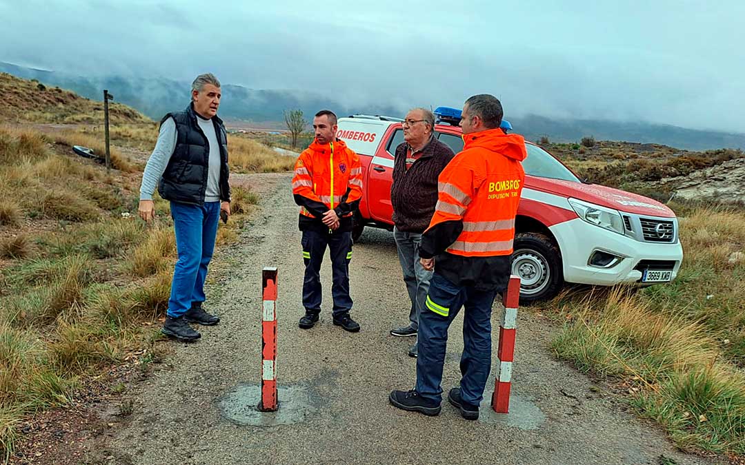 El alcalde de Utrillas, Joaquín Moreno, y uno de sus concejales, junto a responsables del parque de Bomberos de Montalbán en el paso habilitado./ Ayto. Utrillas