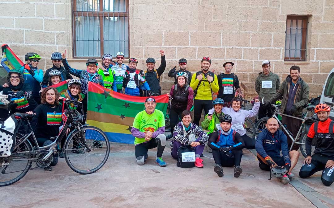 Foto de grupo en Valdealgorfa justo antes de emprender el camino hacia Tortosa./ A.M.A.S. Rurales
