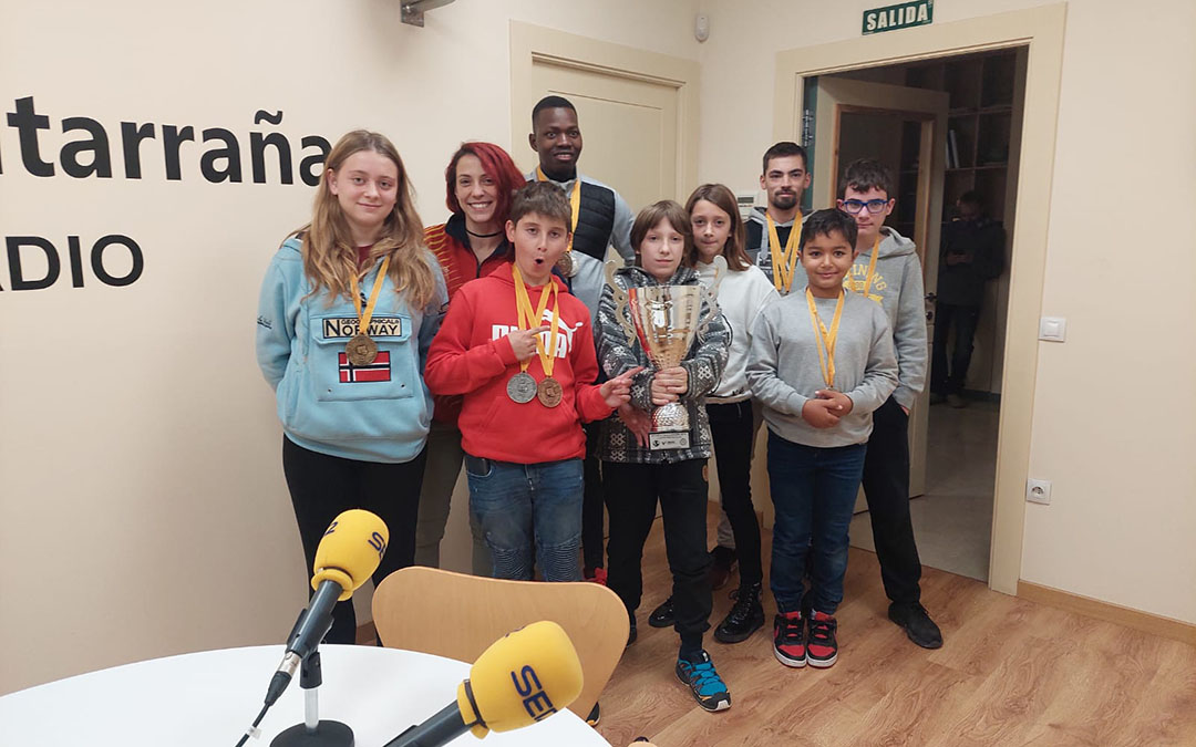 Foto de familia de los alumnos y su profesora, Debo Salmonte./J.L.