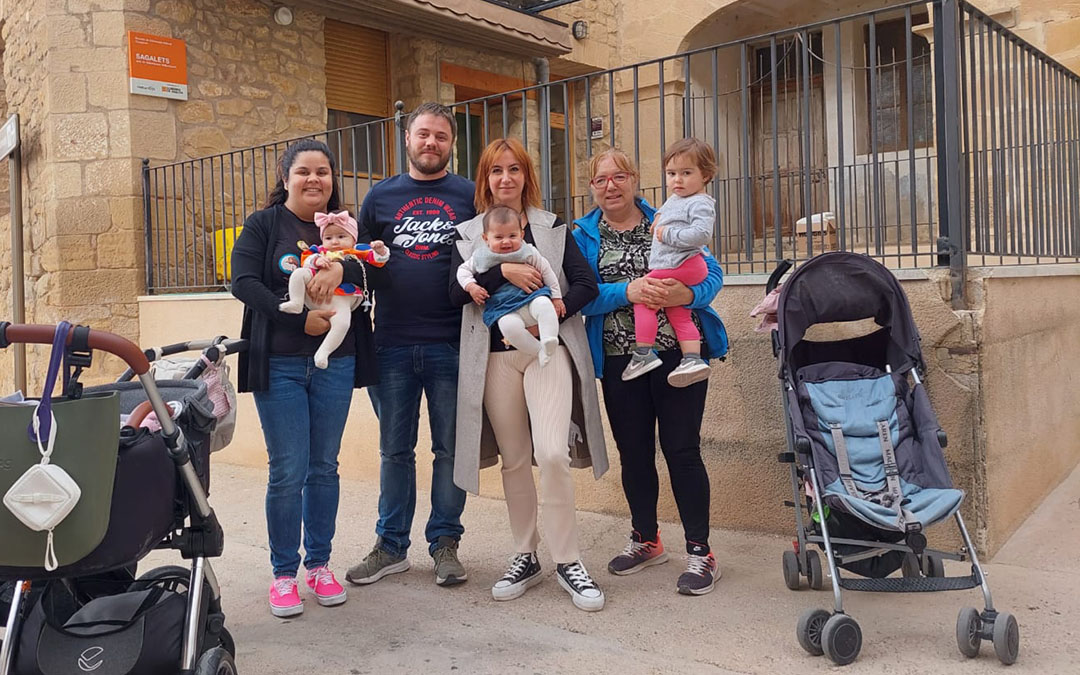 Nikté, Dania y Carla, acompañadas por sus familiares en el primer día de 'Sagalets' en Valjunquera./J.L.
