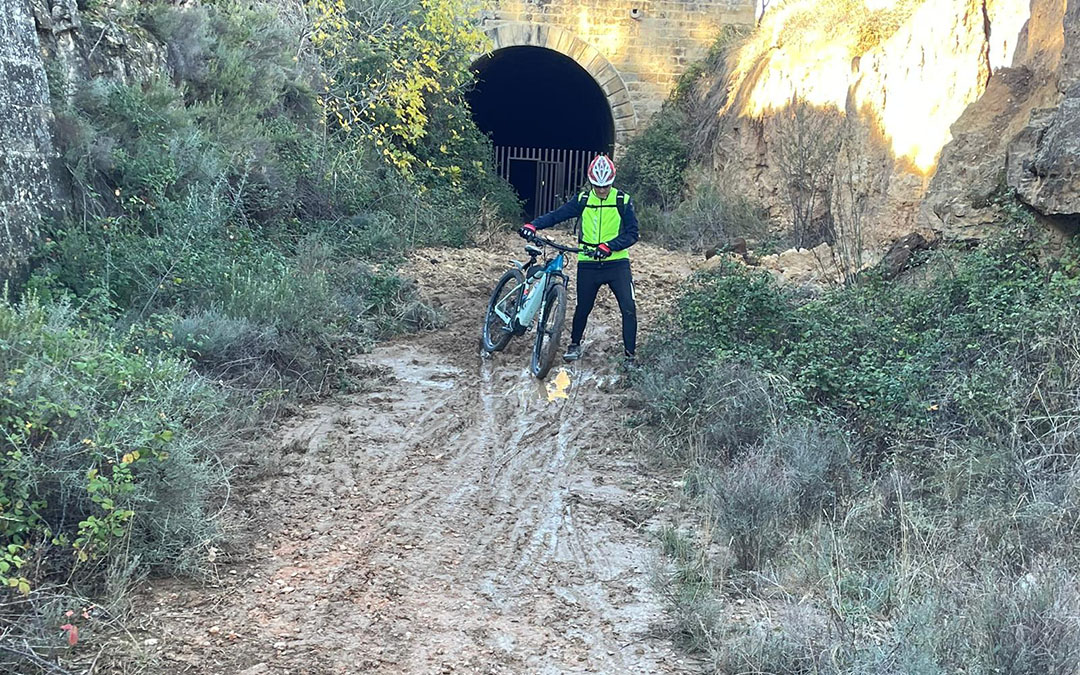 Todo el recorrido acumula decenas de desprendimientos tras las últimas lluvias. En la imagen la salida del túnel entre Valjunquera y Valdealgorfa./ L.C.