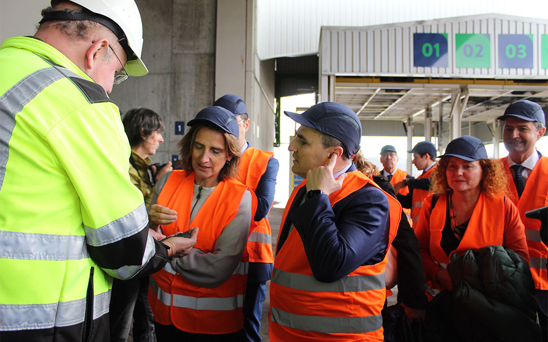 Visita de Teresa Ribera a Forgasa (Grupo SAMCA) en Ariño./ Beatriz Severino