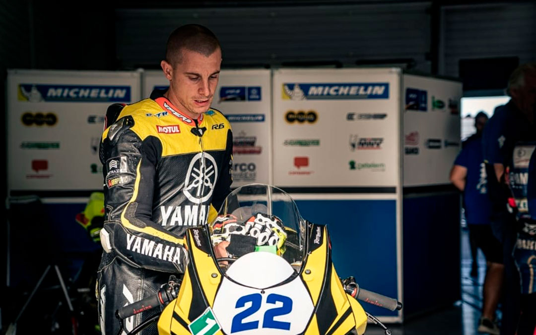 Yeray Maurel junto a su moto en el box / Y.M.