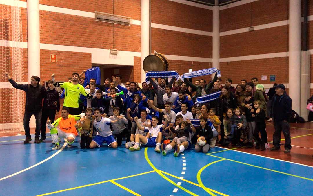 El Zafán F.S. celebrando su primera victoria en casa en la octava jornada de Tercera División./Zafán F.S.
