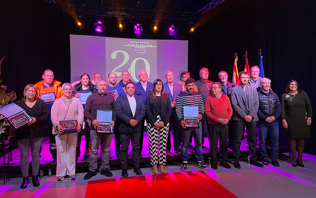 Foto de familia al concluir la gala del 20 aniversario de la Comarca de Andorra-Sierra de Arcos./ Alicia Martín