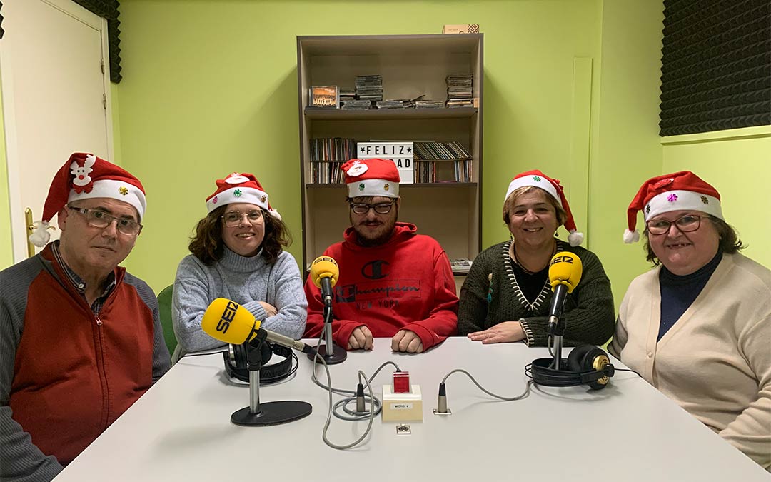José María Claved, Noelia Ferrer, Eduardo Jordán, Rosa Mendoza y Carmen Calved, miembros y monitoras de ASADICC, en Radio Caspe./ P.S.