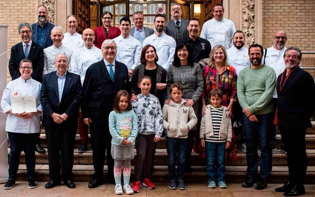Los académicos posan junto a los mejores chefs de Zaragoza./ Academia Aragonesa de Gastronomía