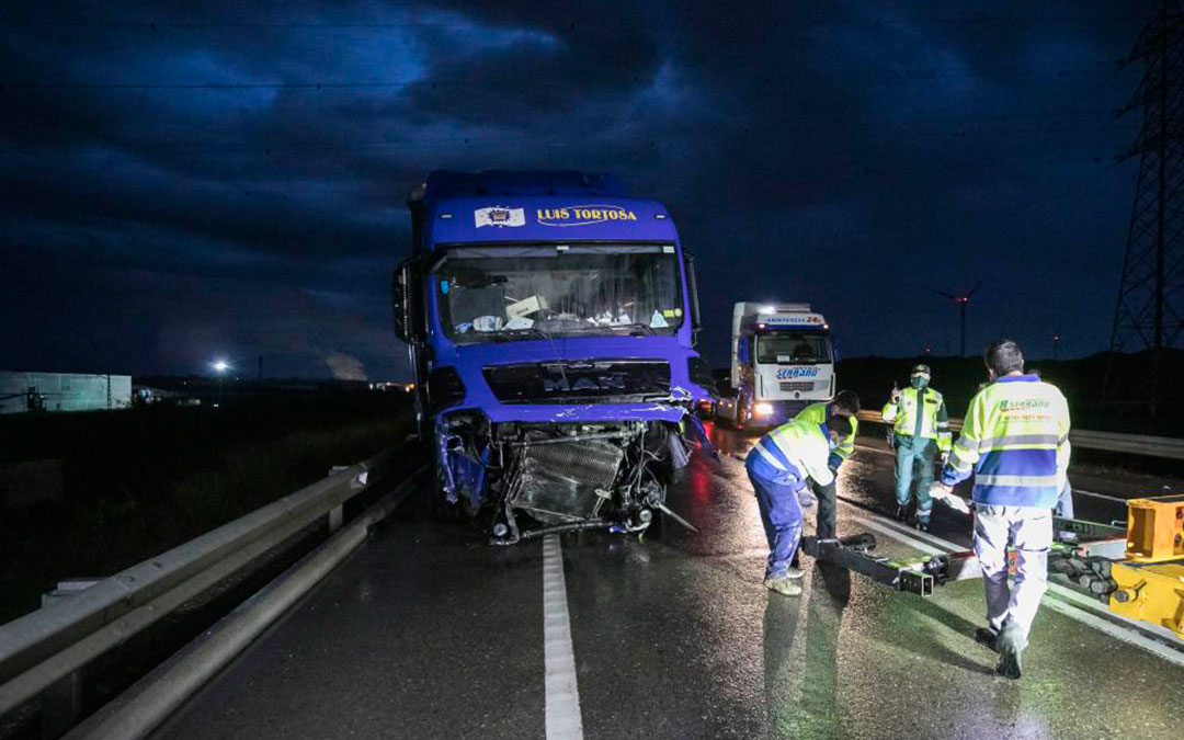 El vehículo del matrimonio de Quinto impactó contra la cabina de este camión en la N-232./ Guillermo Mestre-Heraldo