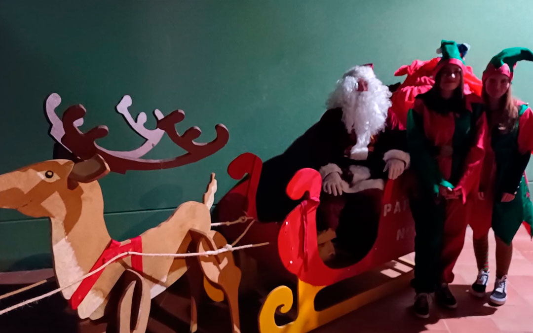 En Aguaviva, posando para la foto antes de comenzar a dar regalos. / Ayto. Aguaviva