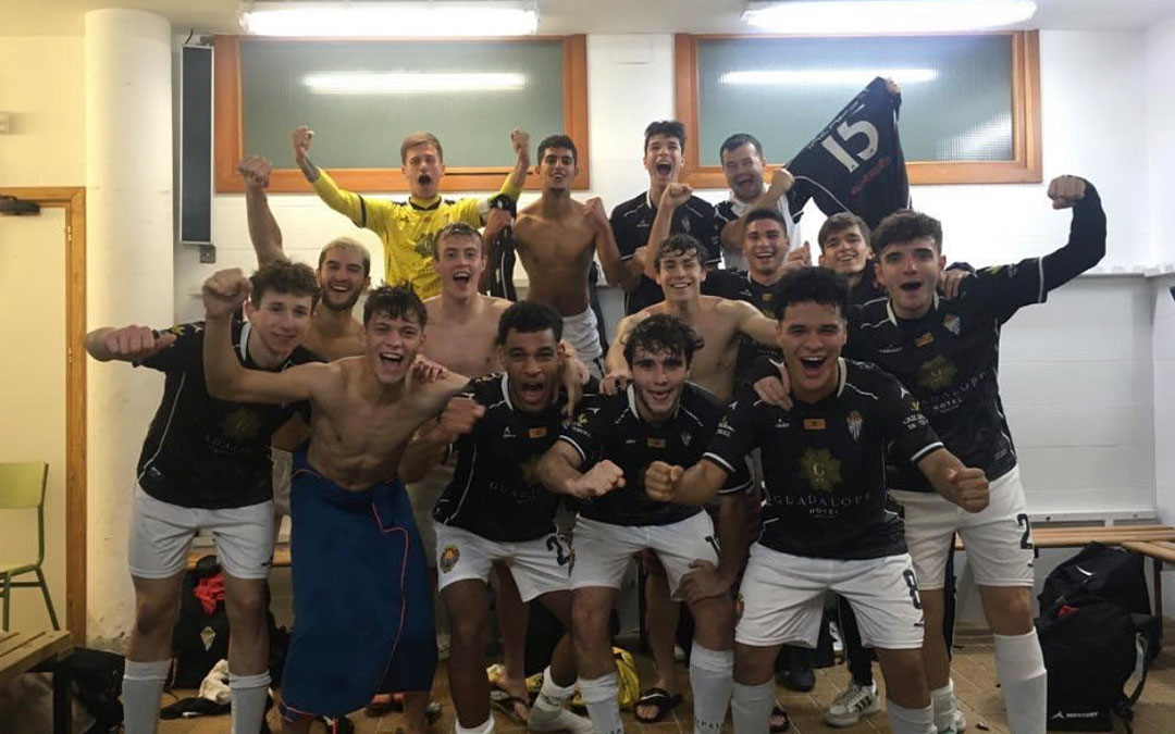 Jugadores del Alcañiz 'B' celebrando su última victoria en Calanda / Alcañiz 'B'