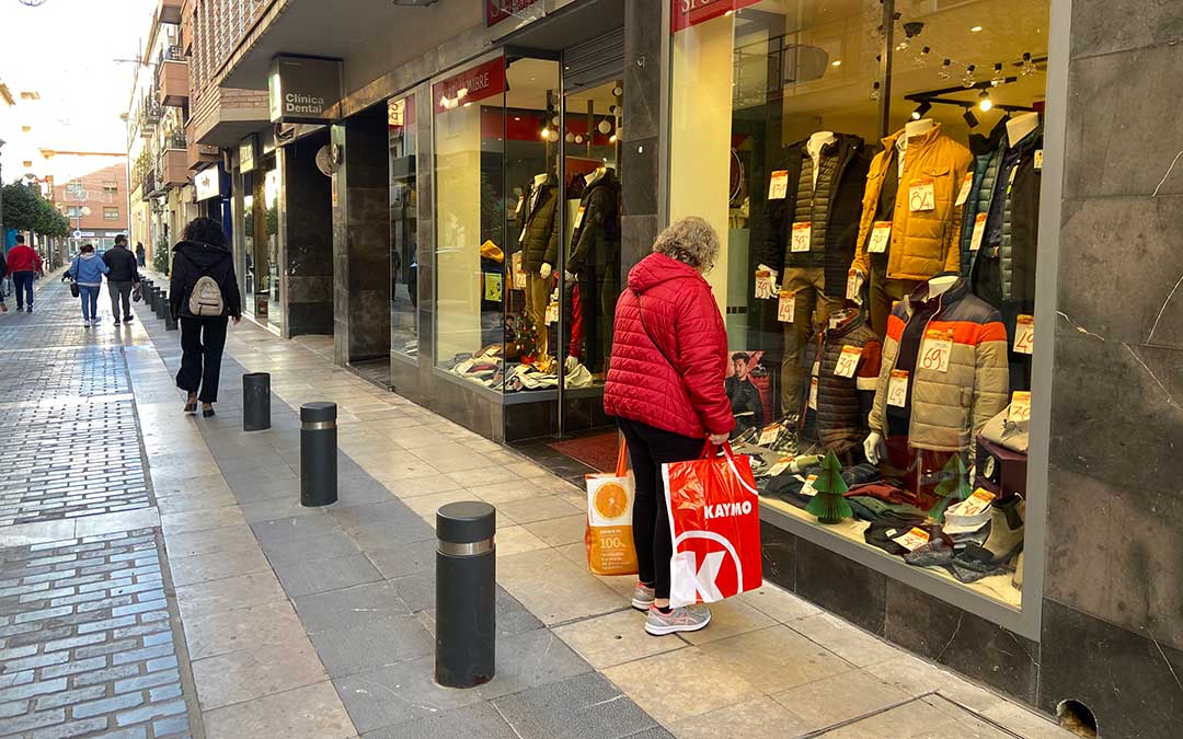 Apurando compras hasta el 24 de diciembre. / A. Martín