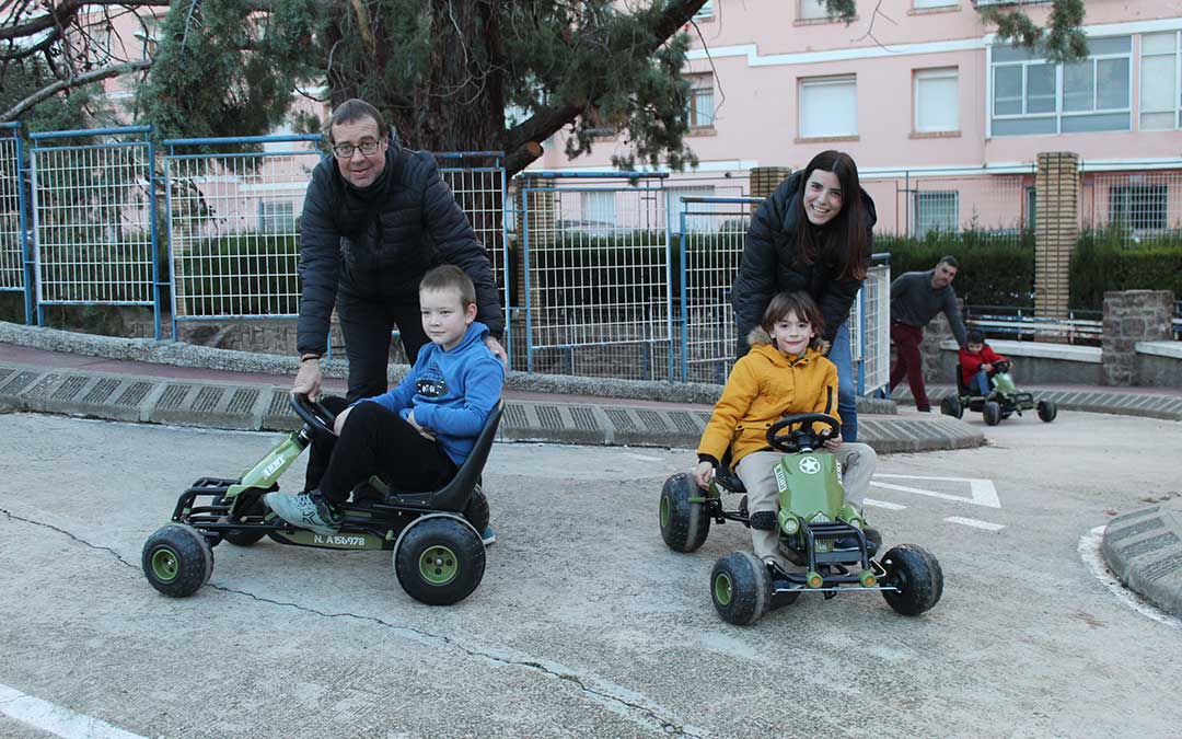 Algunos jóvenes pilotos que probaron los karts a pedales en el primer día de Expoguay, esta vez en el parque de la avenida Aragón. / B. Severino