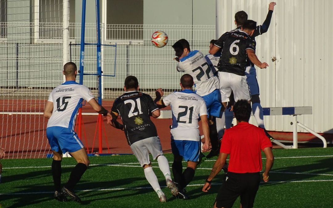 Imagen del partido entre el Alcañiz C.F. y Fuentes C.D. celebrado este domingo/ L.C.