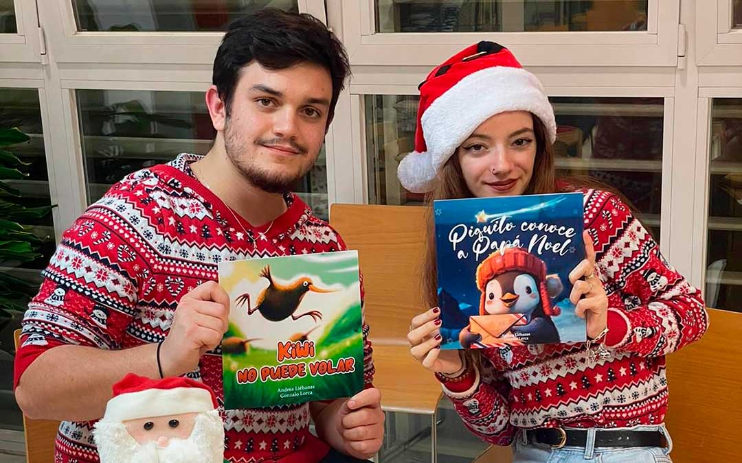 Gonzalo Lorca y Andrea Liébanas, en la presentación navideña en la biblioteca de los dos libros infantiles que han publicado hasta el momento. / L.C.