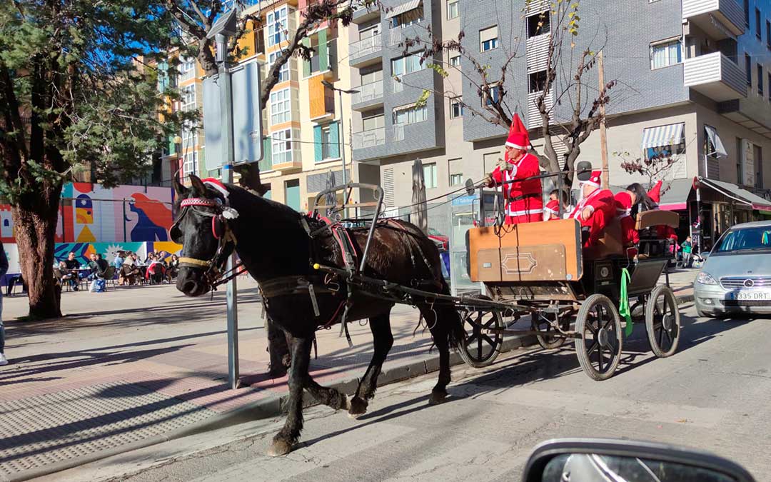 Por la mañana, Papá Noel paseó en carruaje por Alcañiz. / A. Gracia