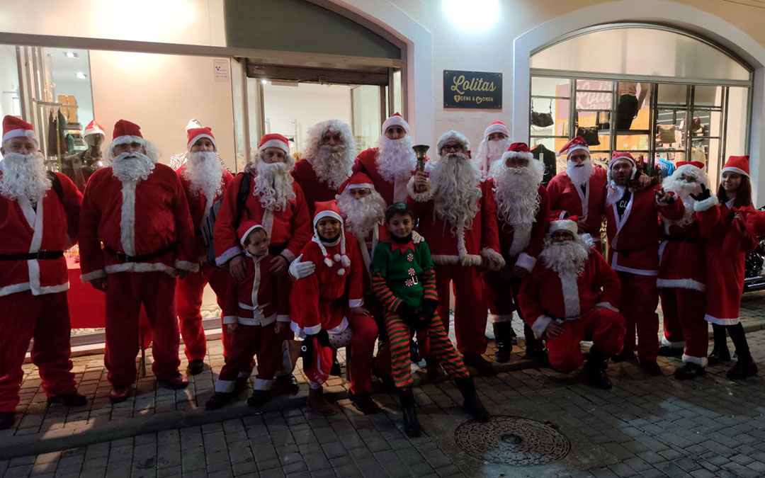 Papá Noel se multiplicó en Alcañiz para llegar a cada casa con apoyo de los ayudantes y sus motos. / A. Gracia