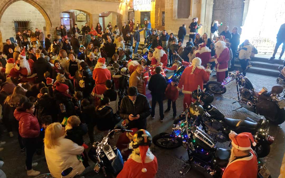 En Harley se recorrieron Alcañiz los Papá Noel. / A. Gracia