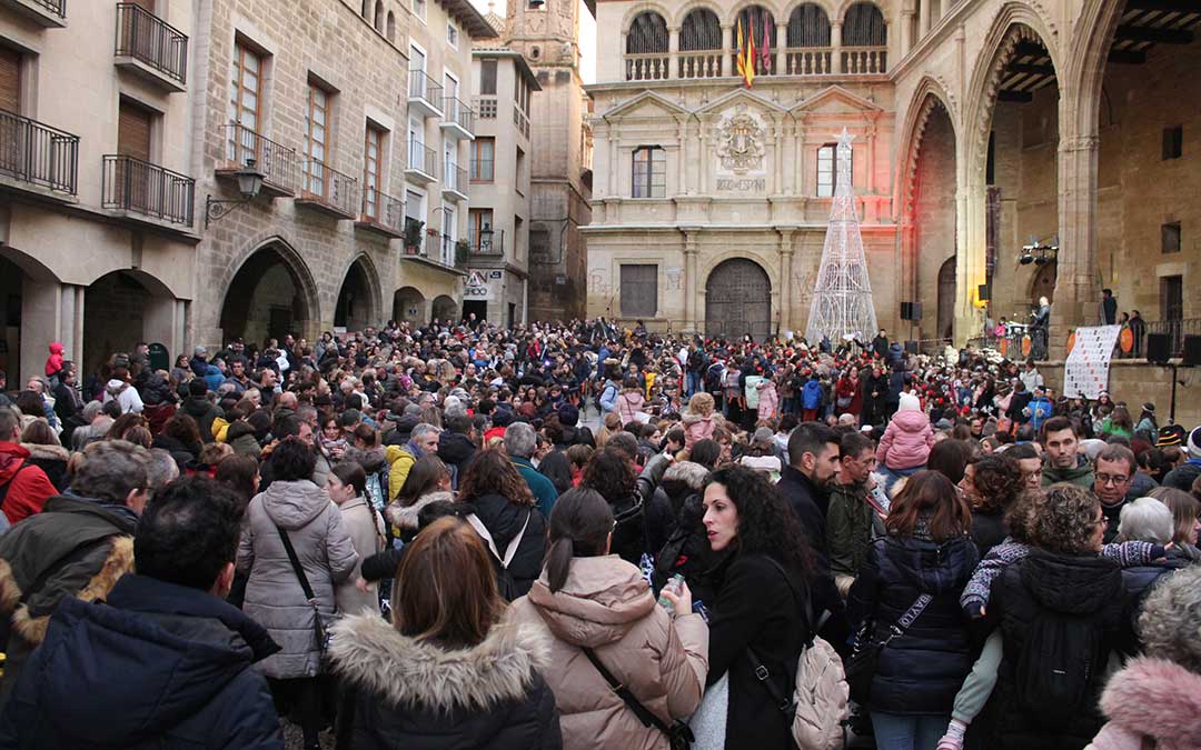Los escolares de Alcañiz le cantan a la Navidad en una plaza abarrotada. / B. Severino