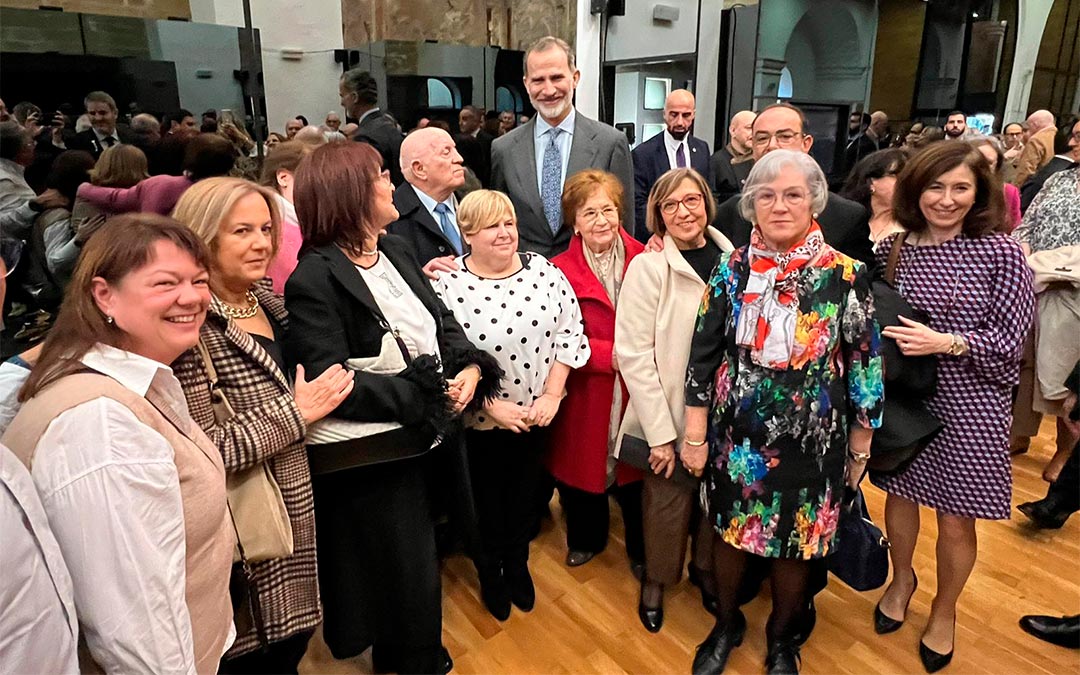 Participantes en el cóctel de Atrivm junto al Rey Felipe VI./ L.C.