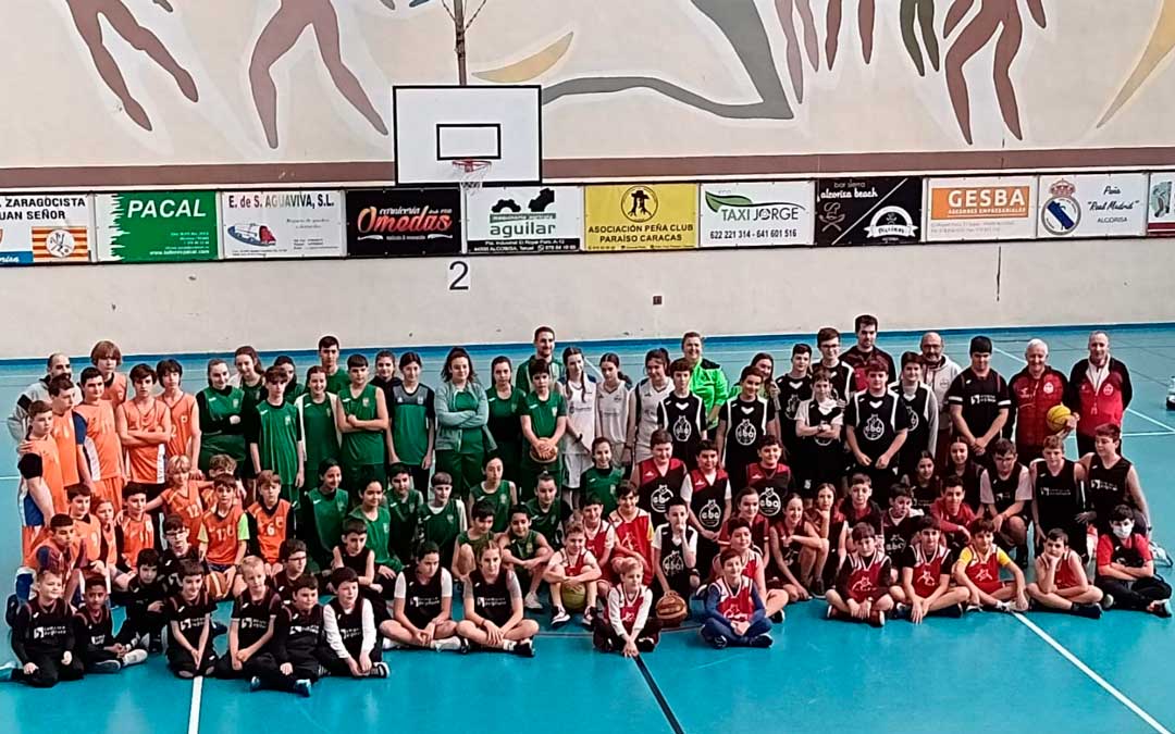 Foto de grupo de los participantes y organizadores del torneo 3x3 en Alcorisa / E.B.