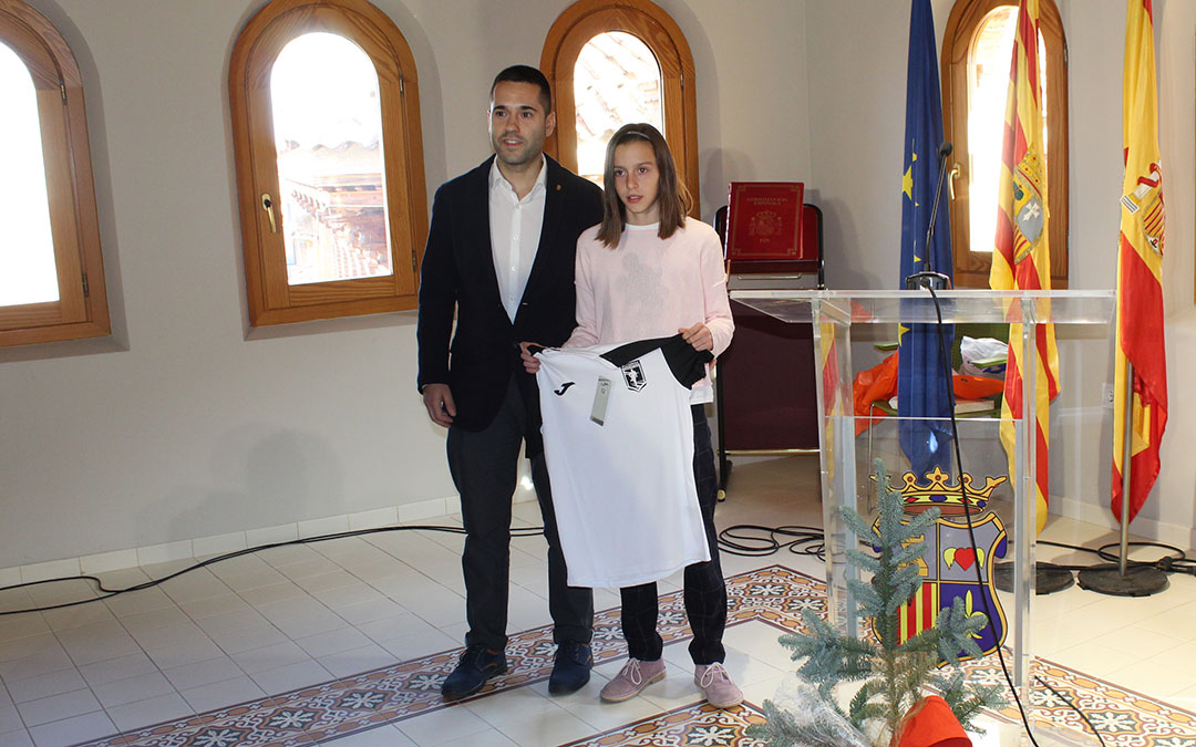 La corredora ha recibido una camiseta del Alcorisa Club Fondistas. En la imagen junto al concejal de deportes, Carlos Yeguas./ J.L.