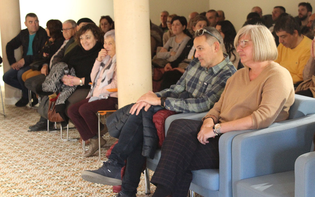 Decenas de vecinos han asistido al acto. En primer término, los padres de Carlota, Juan Carlos y Mamen./ J.L.