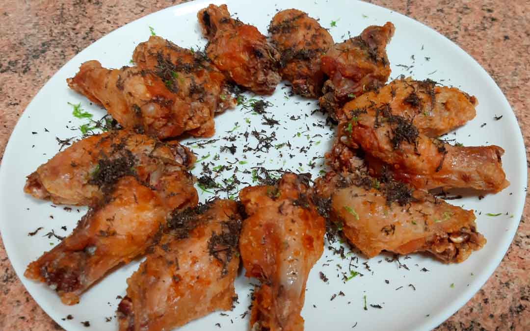 Alitas fritas con lima y trufa negra de Teruel./ Manuel Barrau