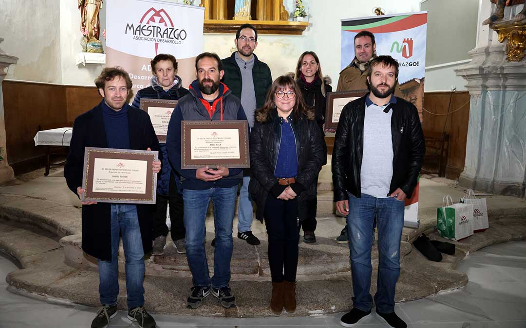 Foto de familia de los premiados tras el acto de entrega./Comarca Maestrazgo.
