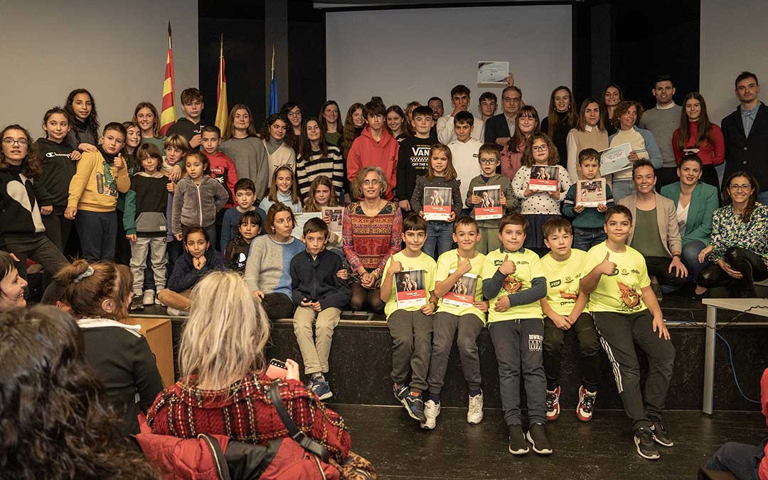 Alumnos galardonados en el concurso 'Fotografía y Deporte' del Gobierno de Aragón./ Abdul Grau
