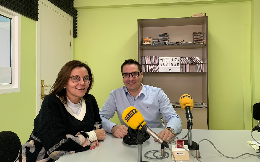 Ana Jarque, consejera de Igualdad y Servicios Sociales, y Cristian Poblador, presidente comarcal, en Radio Caspe./ P.S.