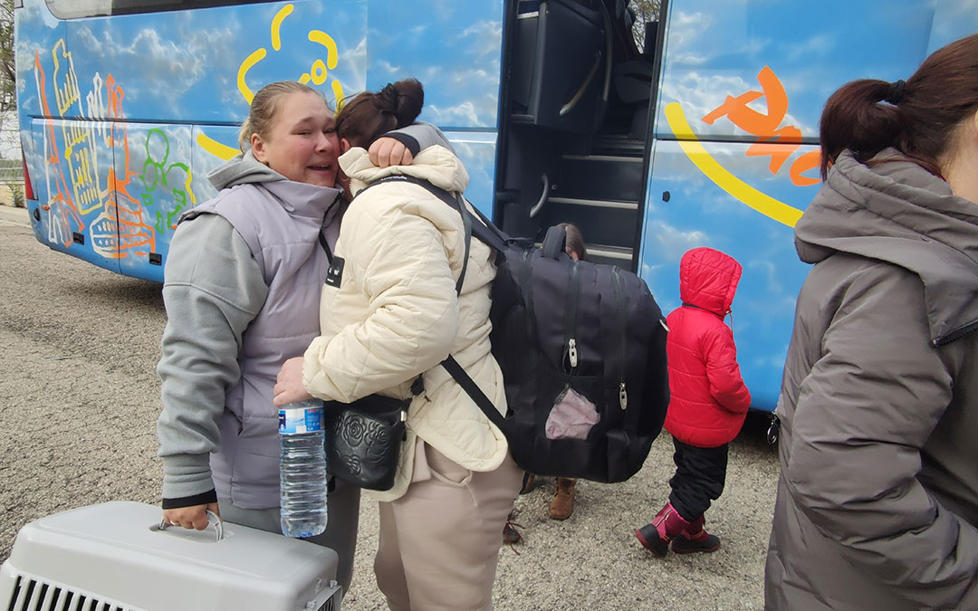 Reencuentro entre madre e hija en la llegada del tercer autobús de ucranianos a Andorra. / A. Gracia