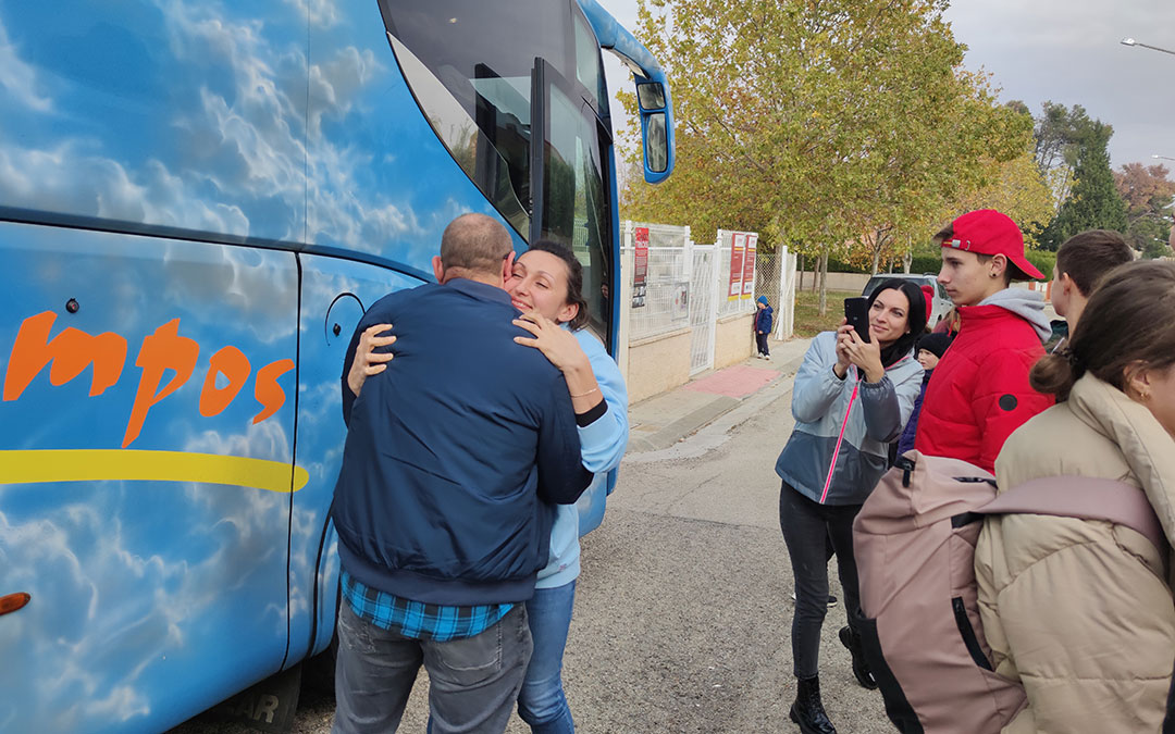 Abrazos en la llegada del tercer autobús de ucranianos a Andorra. / A. Gracia
