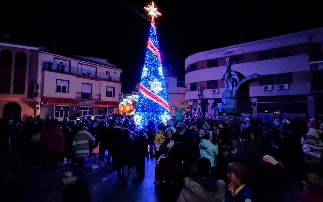 La plaza del Regallo durante el encendido de luces de Navidad. / Ayto. Andorra