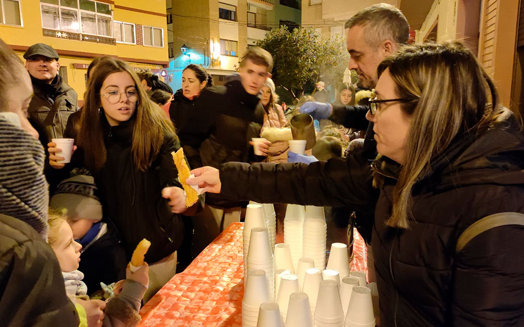 Reparto de chocolate con porras en el encendido de luces. / Ayto. Andorra