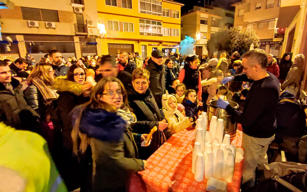 Reparto de chocolate con porras en el encendido de luces. / Ayto. Andorra