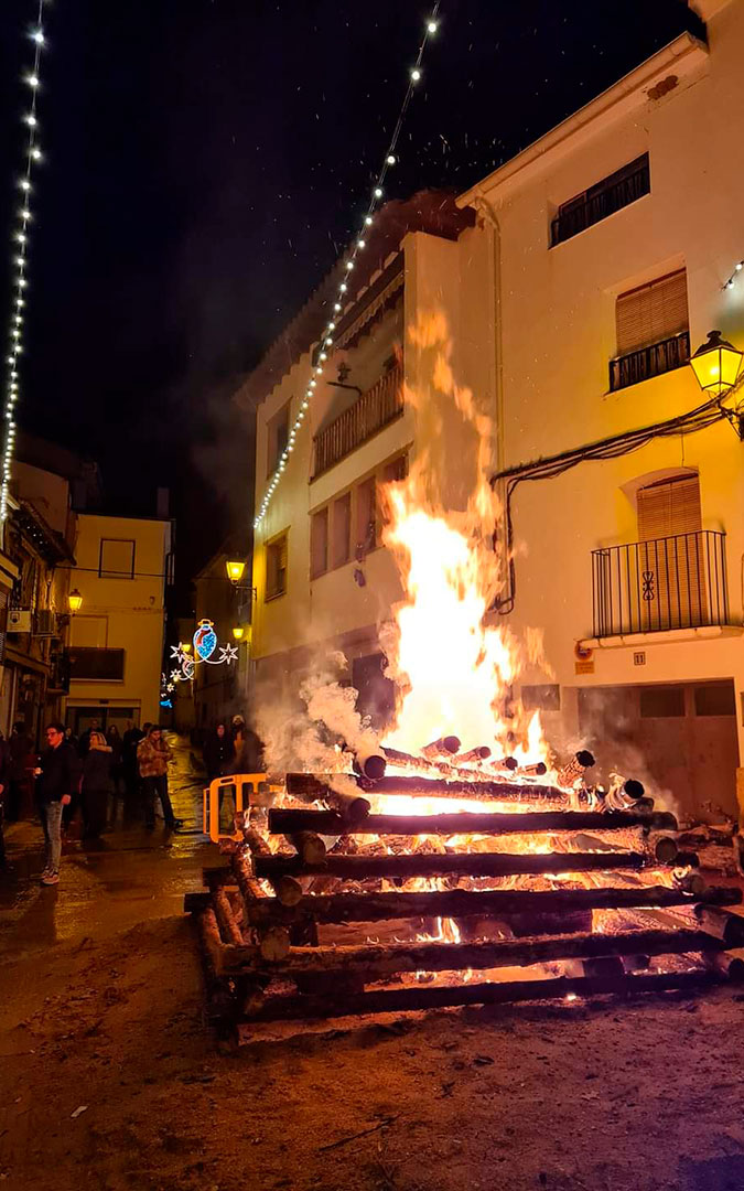 Hoguera por Santa Bárbara en Ariño. / Enrique Alfonso