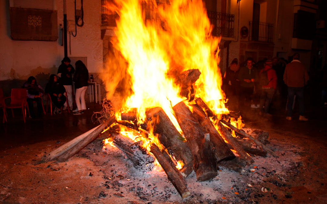Hoguera por Santa Bárbara en Ariño. / Enrique Alfonso