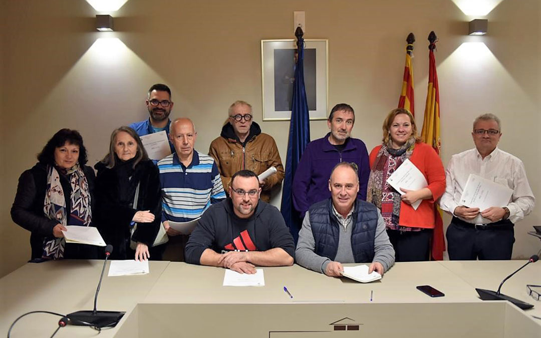 El alcalde de Alcorisa, Miguel Iranzo, fue quien recibió en la Casa de la Villa a un representante de cada entidad para hacer efectivas las rúbricas./ Ayto. de Alcorisa