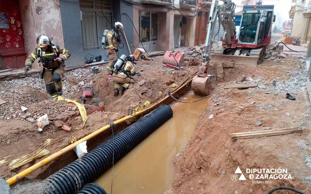 Los bomberos del parque de Caspe han acudido al punto de fuga de gas en Caspe./ DPZ