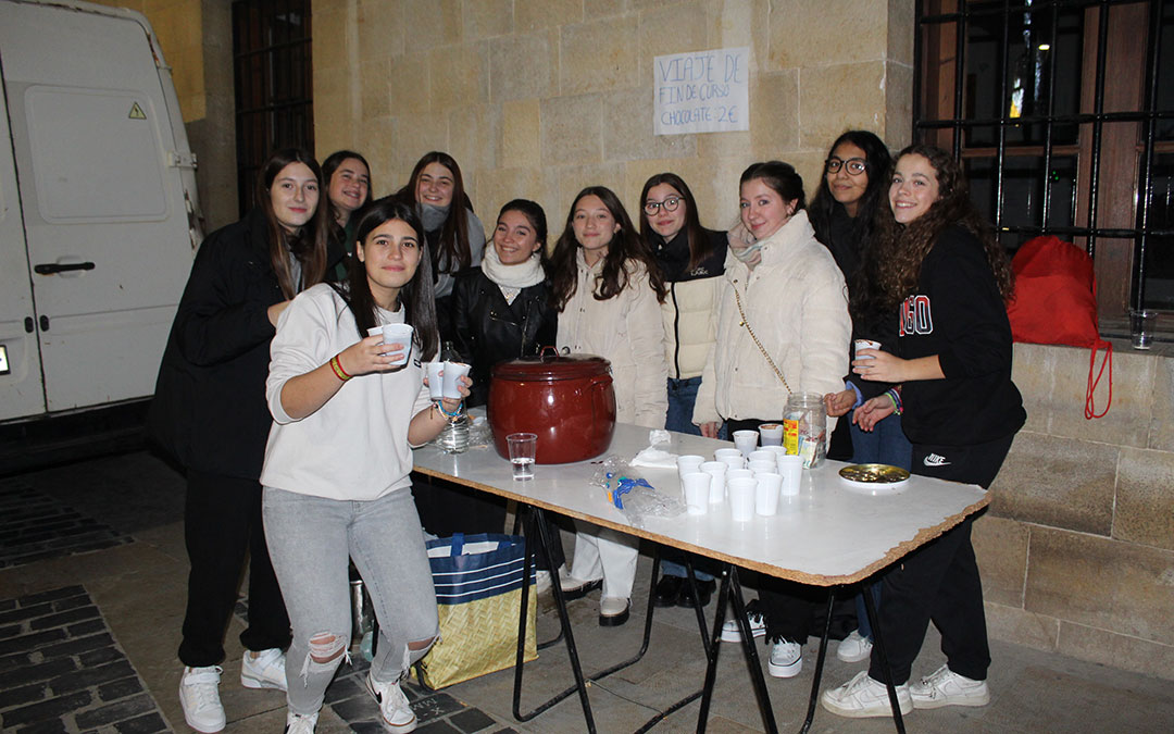 Alumnas del IES repartieron chocolate para recaudar fondos para el viaje de estudios. / B. Severino