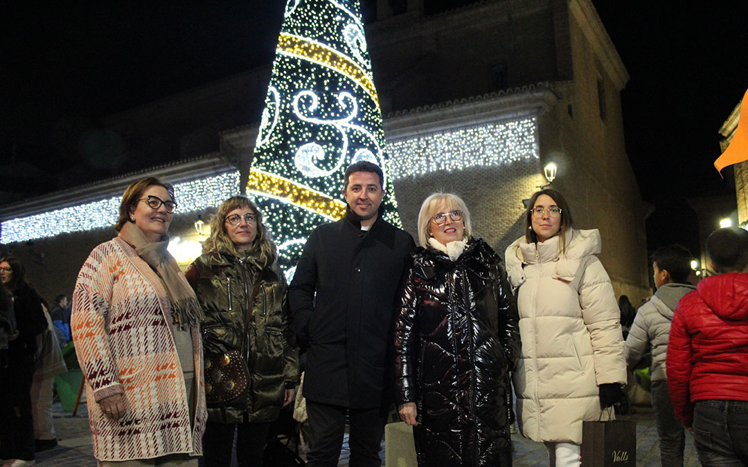María Pilar Jubierre y Laura Martínez, presidenta y gerente de Movemos Calanda; el alcalde, Alberto Herrero, y las concejalas de Comercio y Festejos, Isabel Zabal e Isabel Lamiel. / B. Severino
