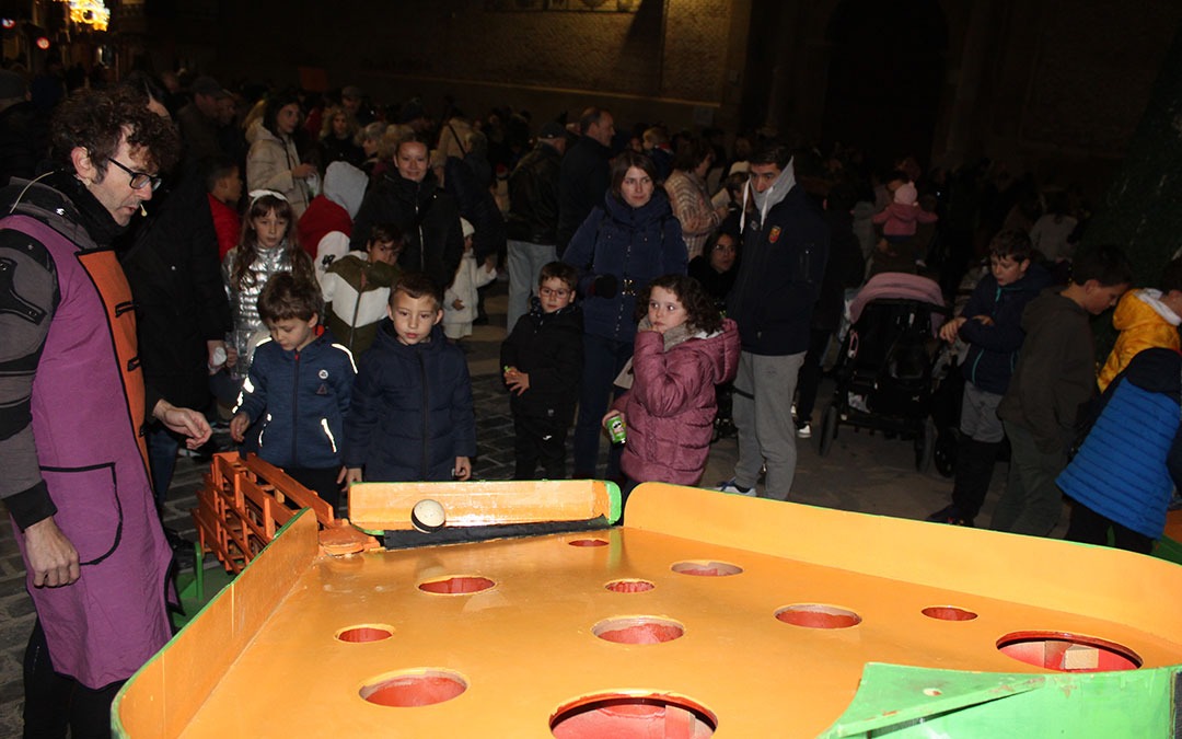 Juegos tradicionales con Almozandía y su 'Cirkomotik'. / B. Severino