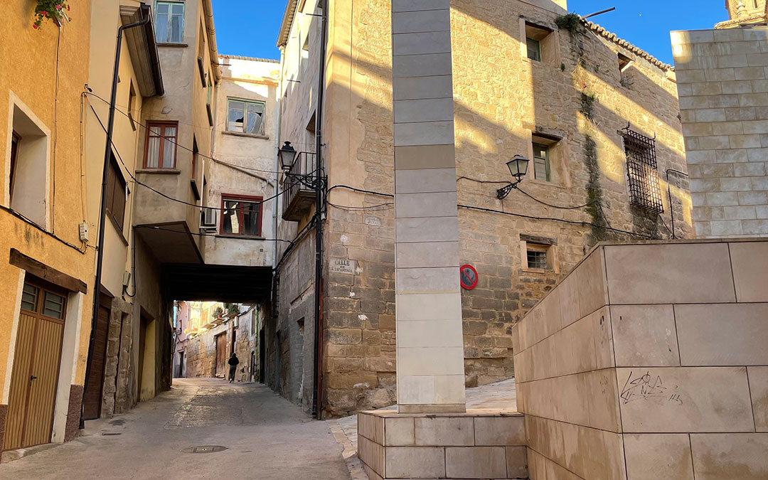 Esquina de la calle Mazaleón con la calle Infanzonia de Alcañiz, detrás de la iglesia de Santa María la Mayor./ M.C.