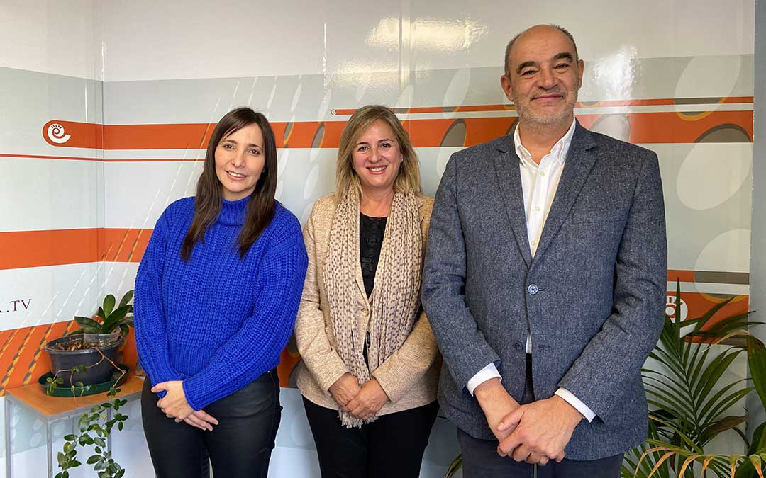 Nuria Ros, Carmen Urbano y Santiago Ligros en Radio La Comarca./ A.M.