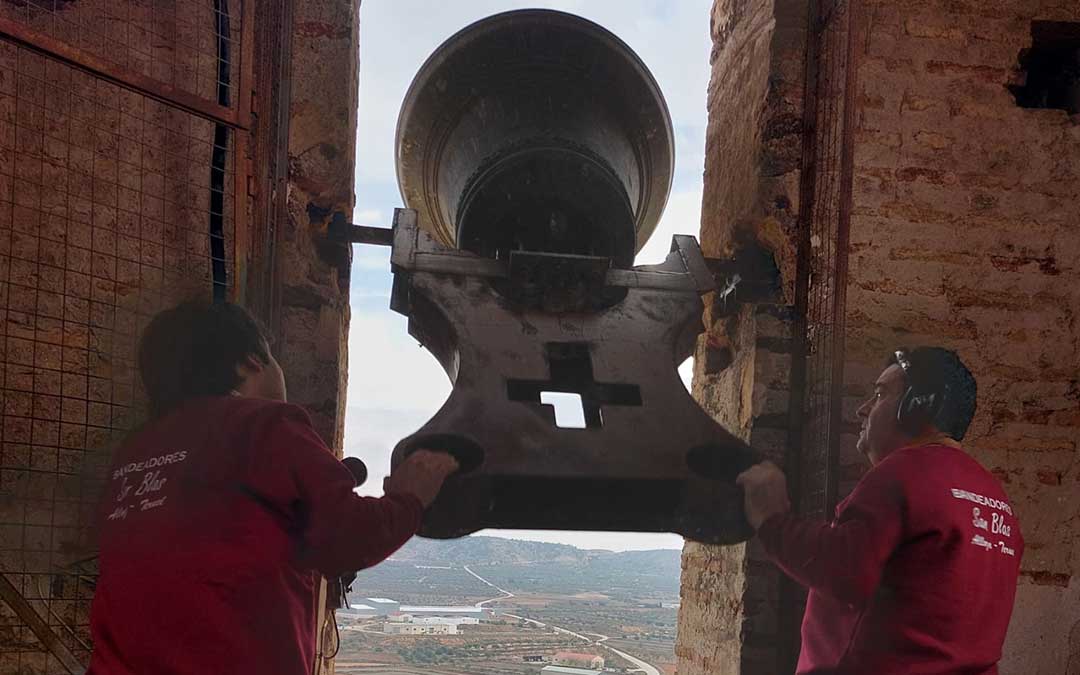 Los campaneros bandearon el pasado sábado para celebrar la noticia en Alloza./ L.C.