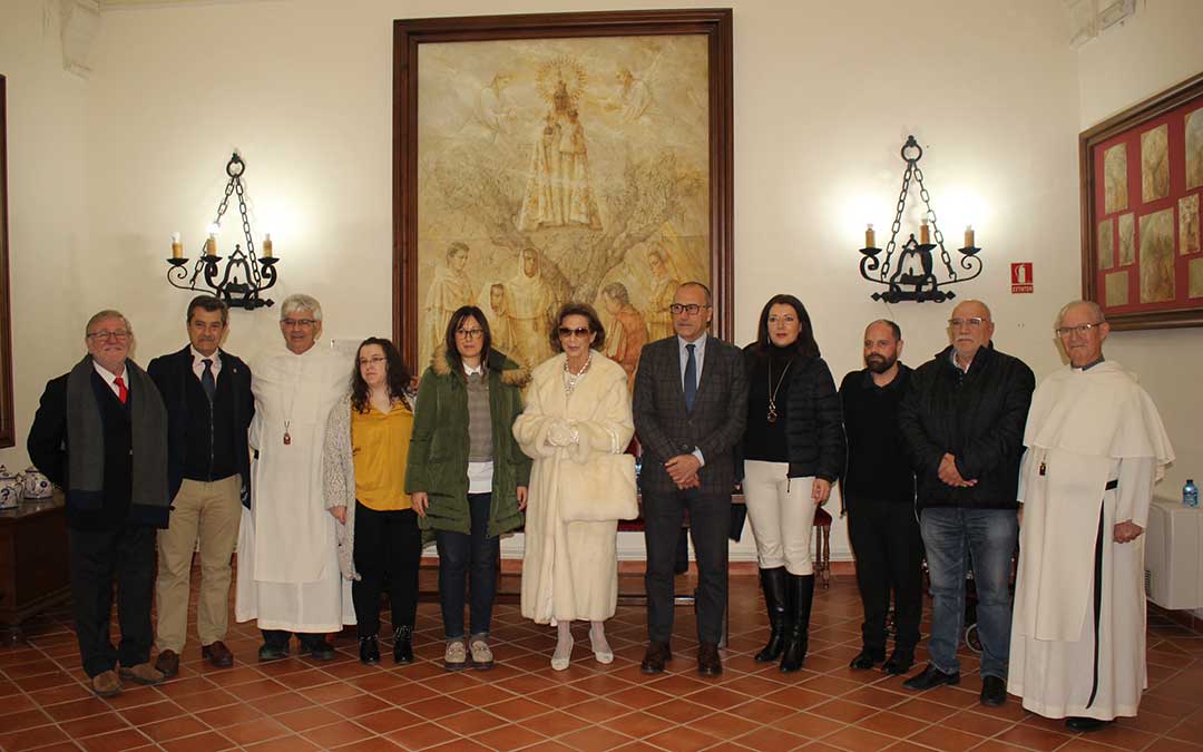 Foto de familia de Nati Cañada con autoridades, organización y colaboradores este lunes / L. Castel