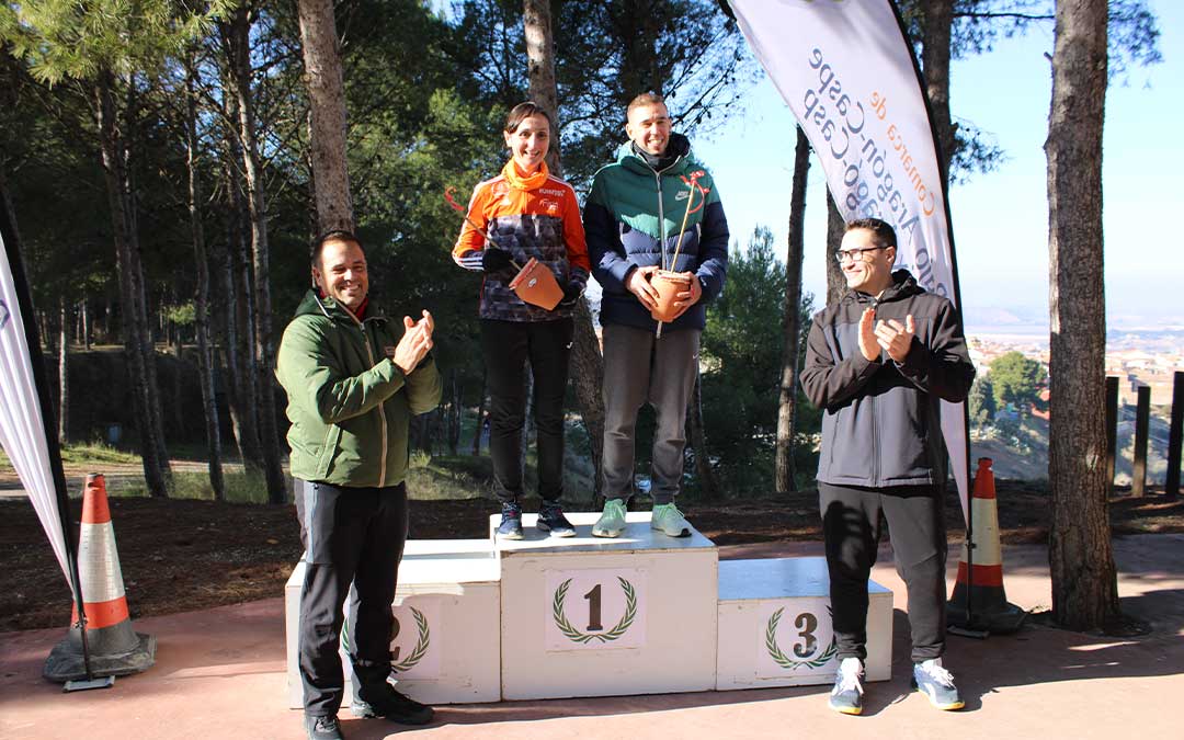 Ganadores de La Zambomba, junto a representantes comarcales./ P.S.