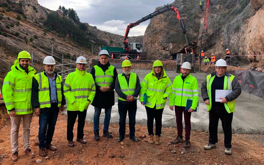 Los técnicos del MITMA y los jefes de obra de la contrata Alvac visitan las obras acompañados del diputado del PSOE por Teruel, Herminio Sancho, y el alcalde de Utrillas, Joaquín Moreno./ DPT
