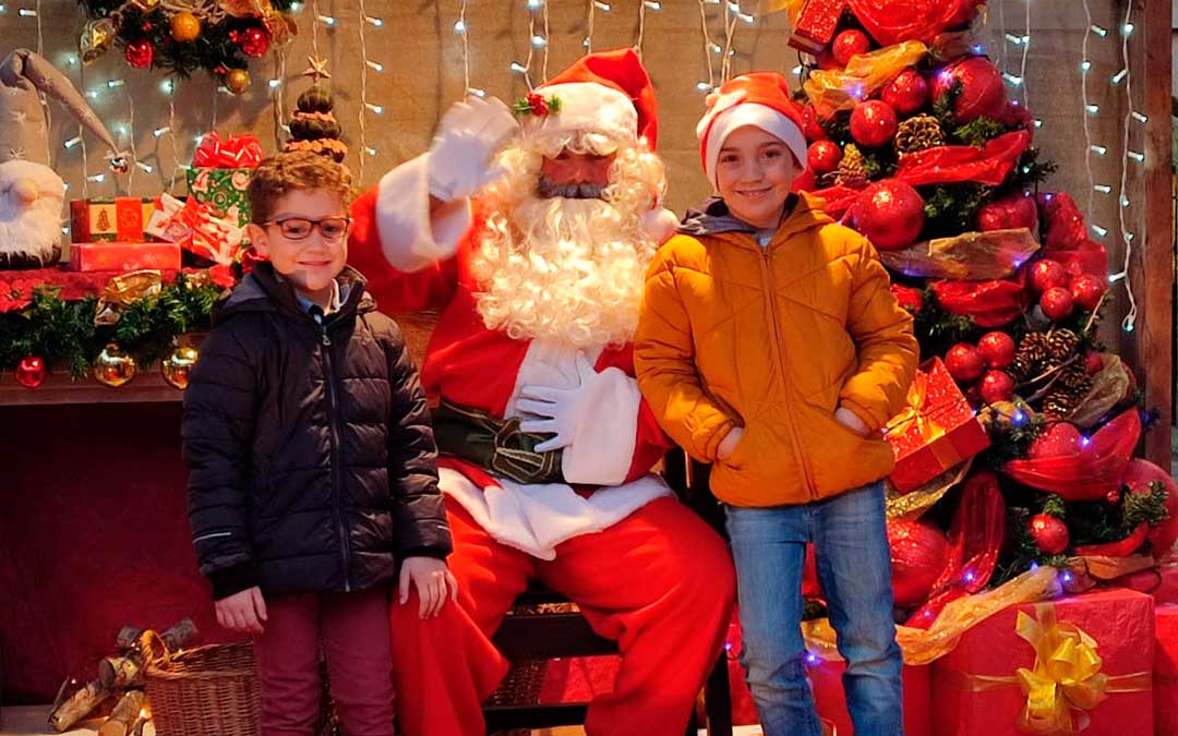 Satisfacción al encontrarse con Papá Noel en Caspe. / L.C.