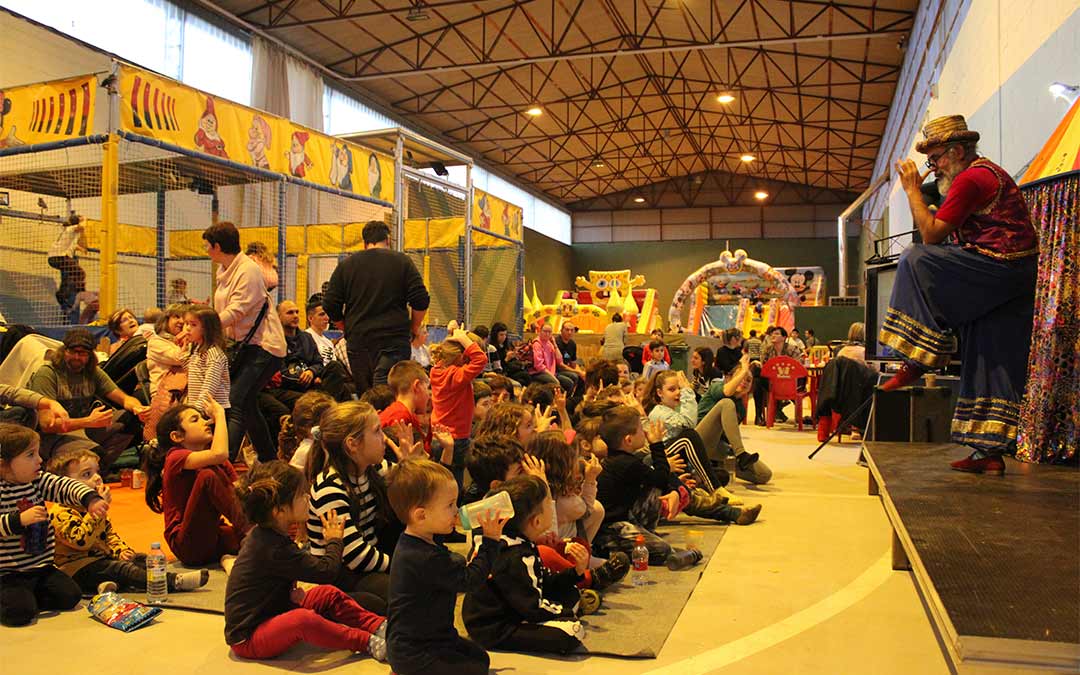 Un teatro atrajo la atención de los más pequeños en Caspelandia./ P.S.